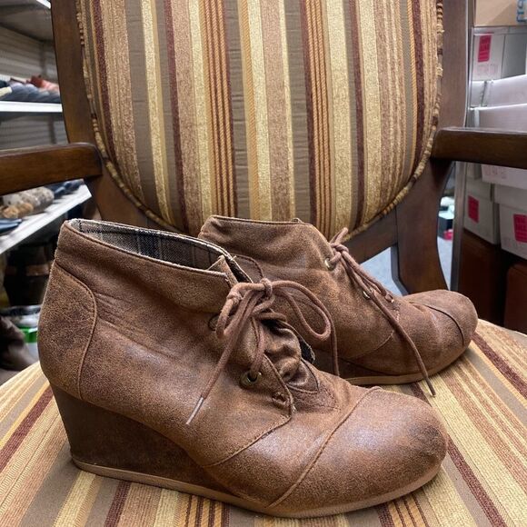 maurices ladies 8 Brown Wedge lace up Bootie - Picture 1 of 6